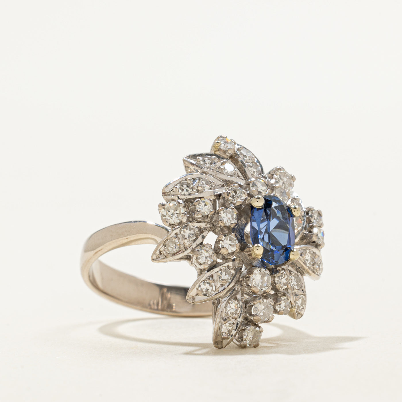 Bague cocktail en argent palladium sertie de saphirs synthétiques et de diamants | 0,99 ct, 0,75 ct au total | Taille 7,5