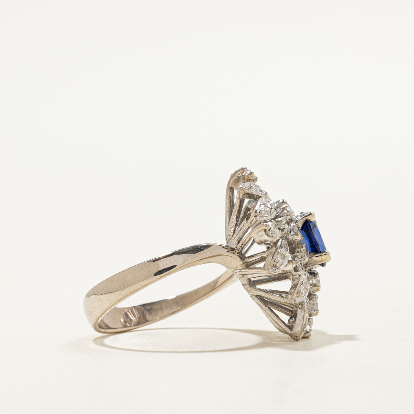 Bague cocktail en argent palladium sertie de saphirs synthétiques et de diamants | 0,99 ct, 0,75 ct au total | Taille 7,5