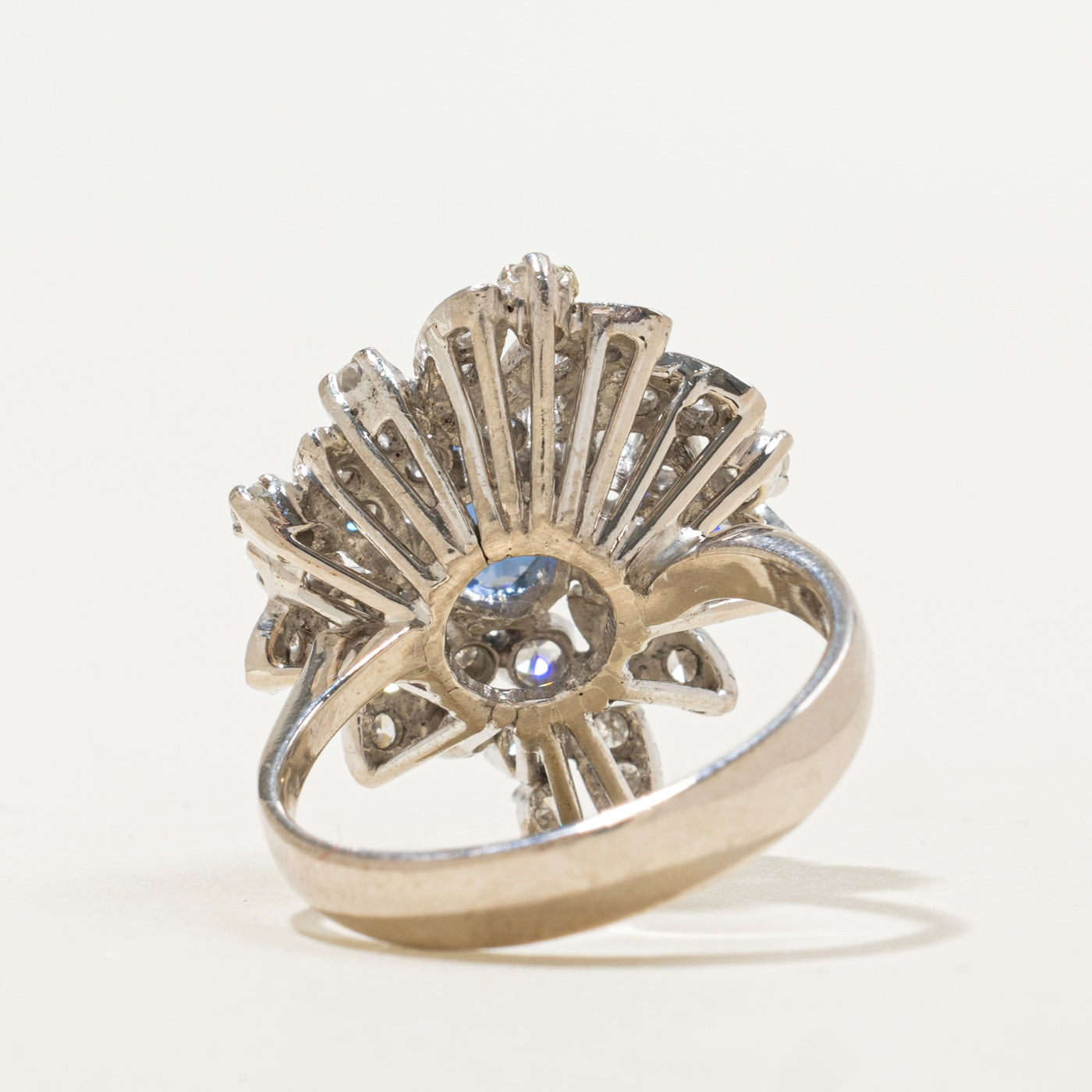 Bague cocktail en argent palladium sertie de saphirs synthétiques et de diamants | 0,99 ct, 0,75 ct au total | Taille 7,5