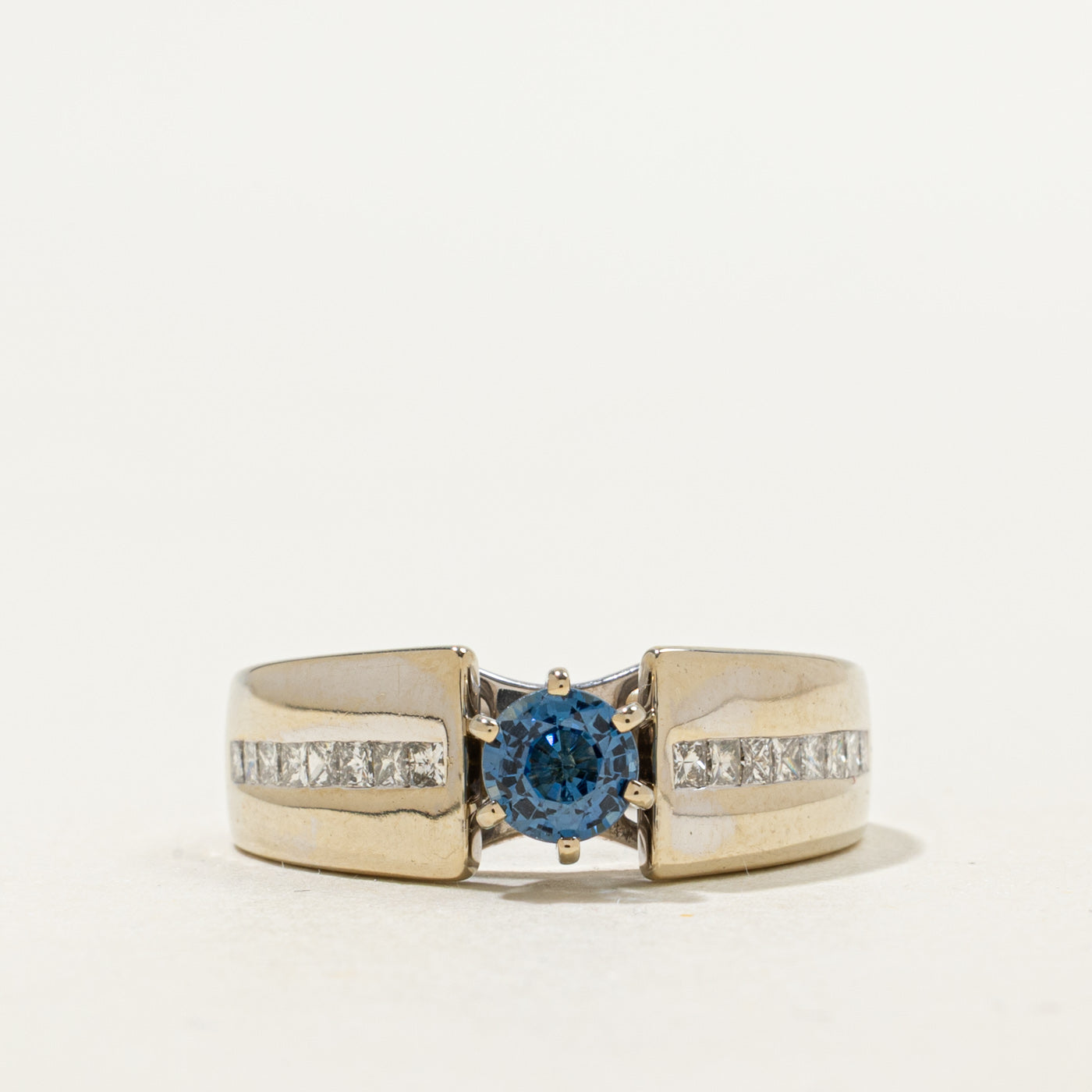 Bague ornée d'un saphir rond et de diamants | 0,61 ct, 0,50 ct au total | Taille 7,25