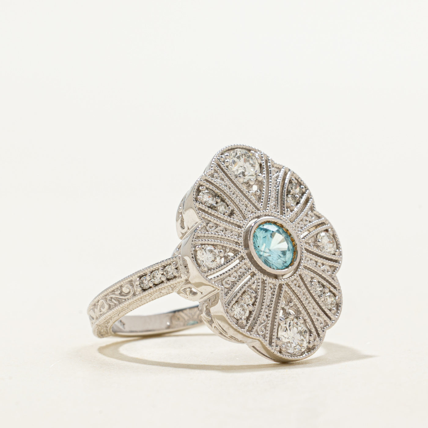 Bague Art Déco en zircon bleu et diamants | 0,38 ct, 0,45 ct au total | Taille 6,25