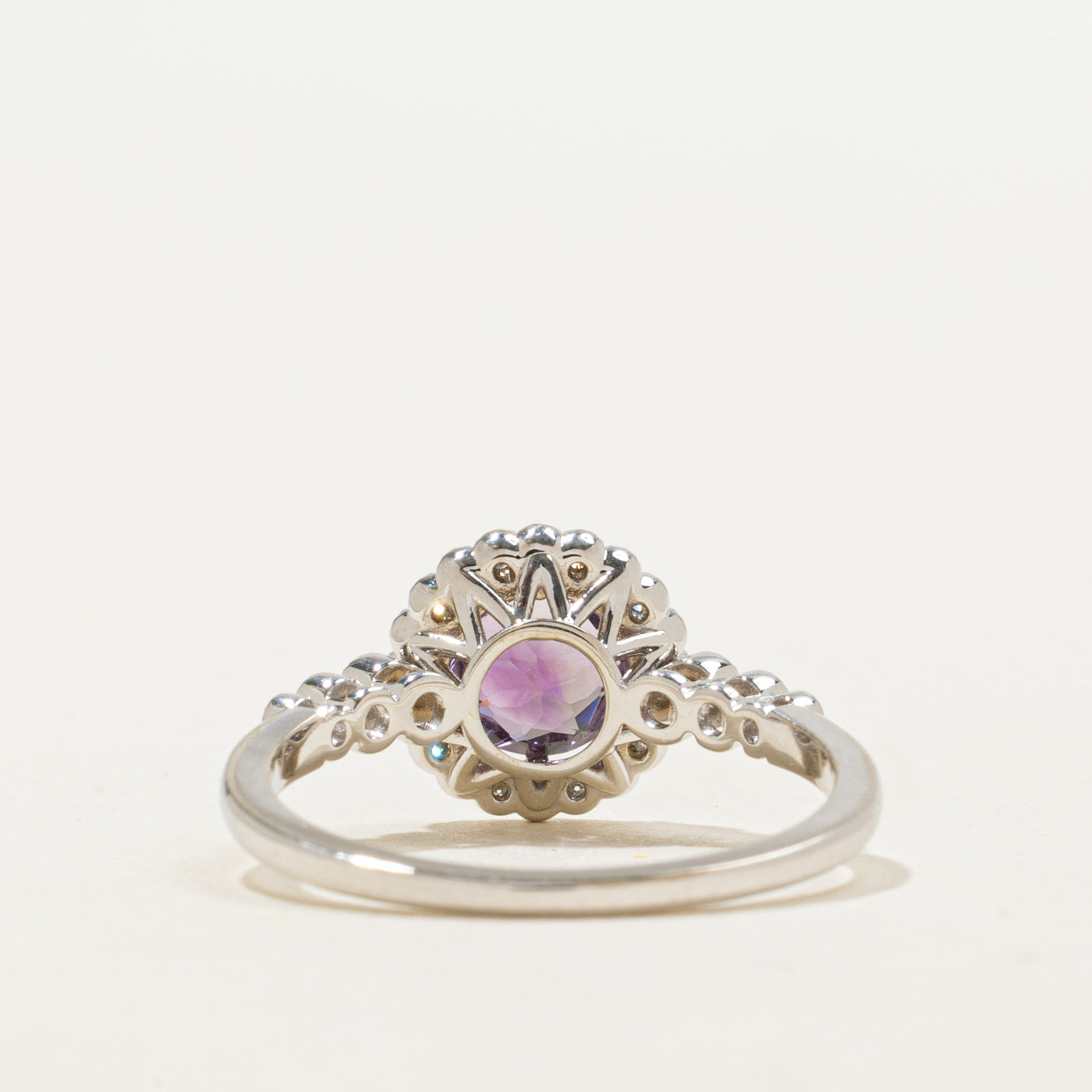 Bague halo marguerite en améthyste et diamants | 0,71 ct, 0,16 ct au total | Taille 6,25