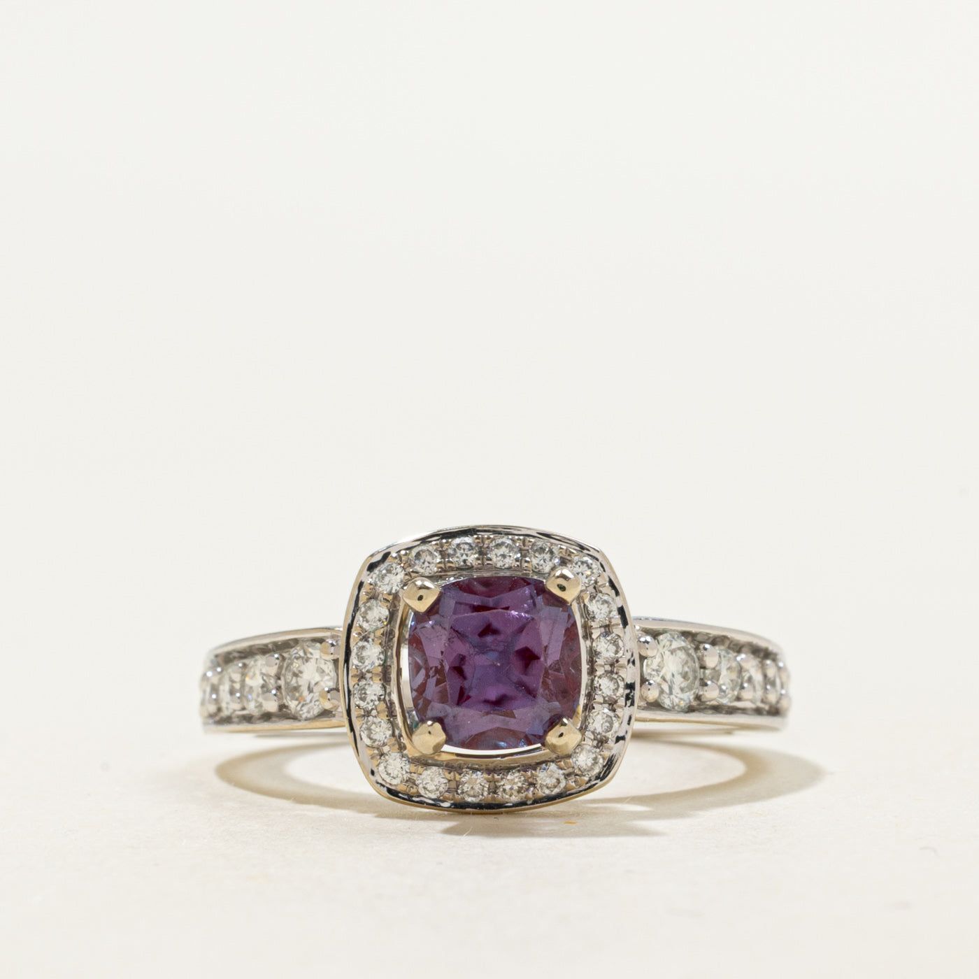 Bague halo en or 14 carats avec alexandrite synthétique taille coussin et diamants naturels | 1,25 ct, 0,50 ct au total | Taille 7