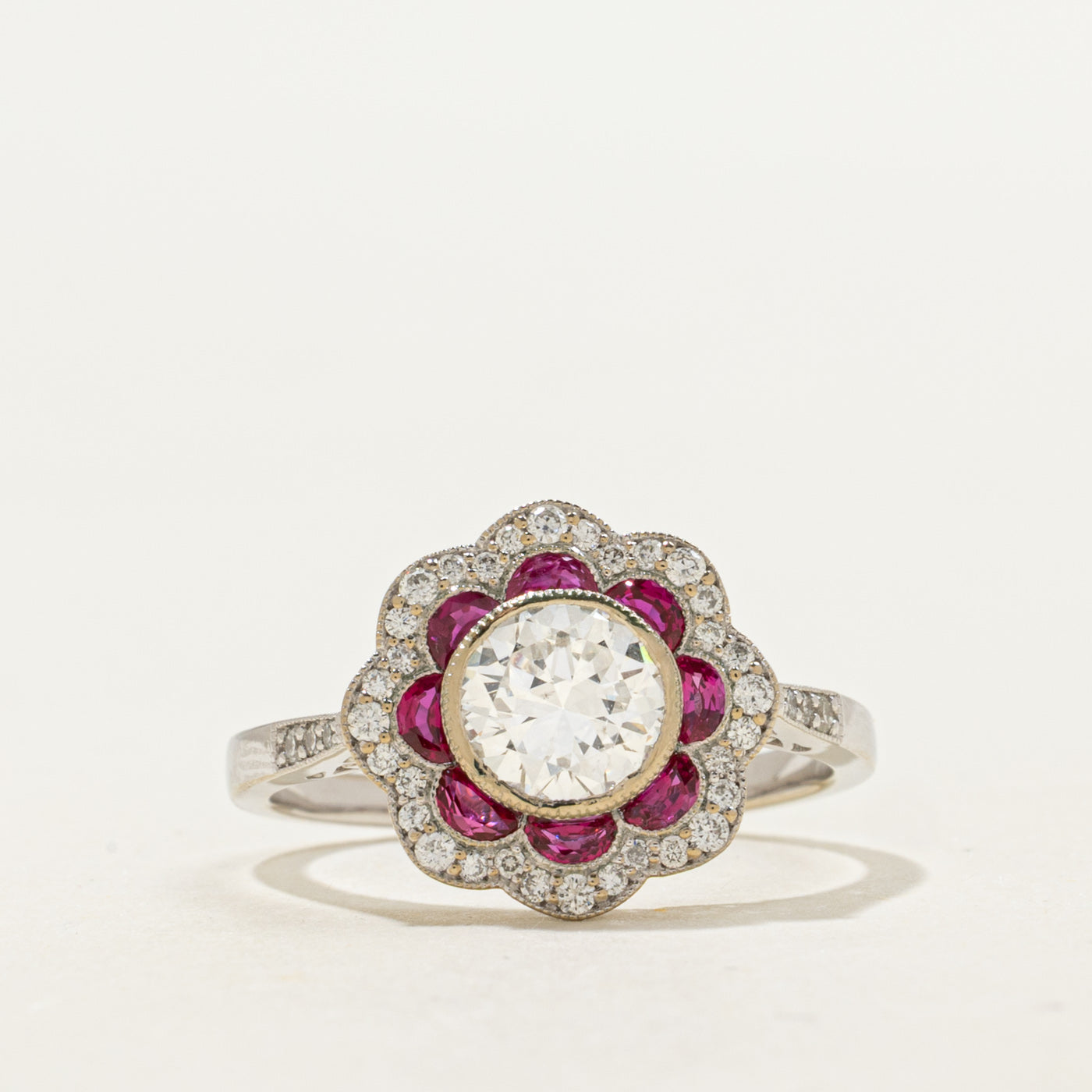 Bague florale festonnée d'inspiration Art déco, ornée de diamants et de rubis | 1,13 ct, 0,5 ct | Taille 6,5