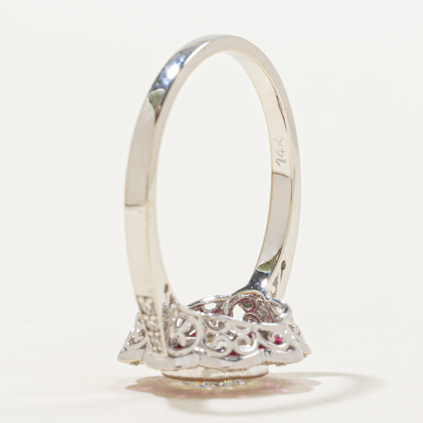 Bague florale festonnée d'inspiration Art déco, ornée de diamants et de rubis | 1,13 ct, 0,5 ct | Taille 6,5