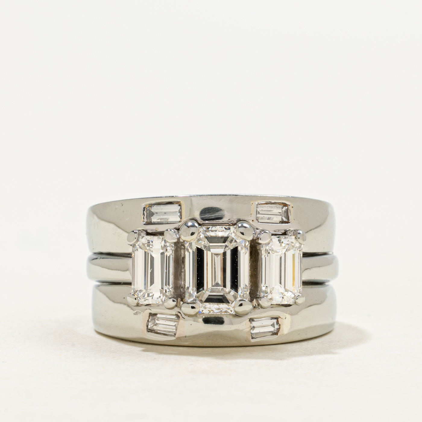 Bague massive en or 19 carats ornée de trois diamants taille émeraude | 1,09 ct VS1 E, 1,11 ct au total | Taille 6,0