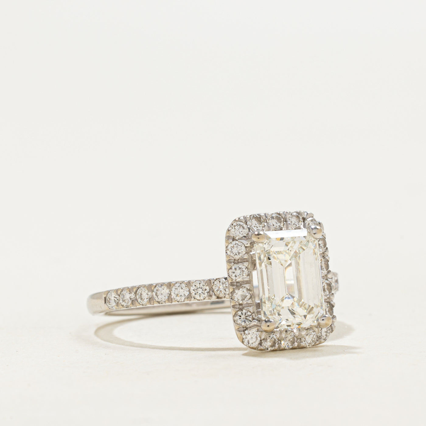 Bague halo en diamant taille émeraude certifiée GIA | Diamant GIA 1,52 ct VS1 I, 0,48 ct au total | Taille 7,25