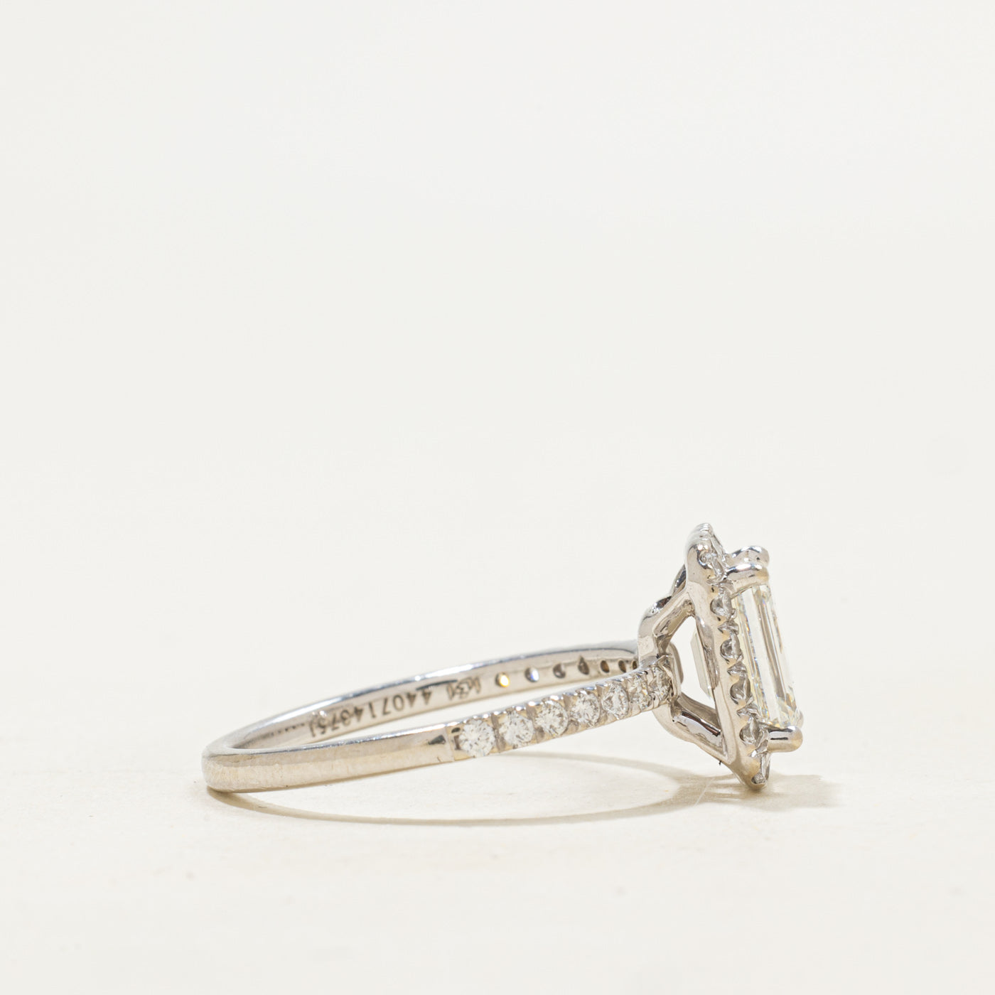 Bague halo en diamant taille émeraude certifiée GIA | Diamant GIA 1,52 ct VS1 I, 0,48 ct au total | Taille 7,25