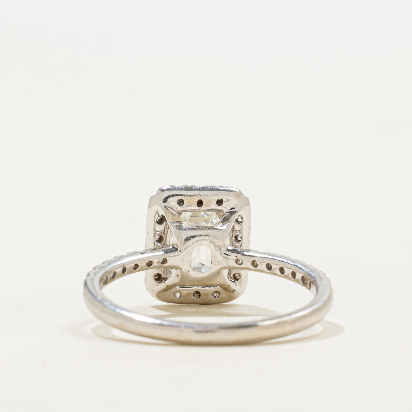 Bague halo en diamant taille émeraude certifiée GIA | Diamant GIA 1,52 ct VS1 I, 0,48 ct au total | Taille 7,25