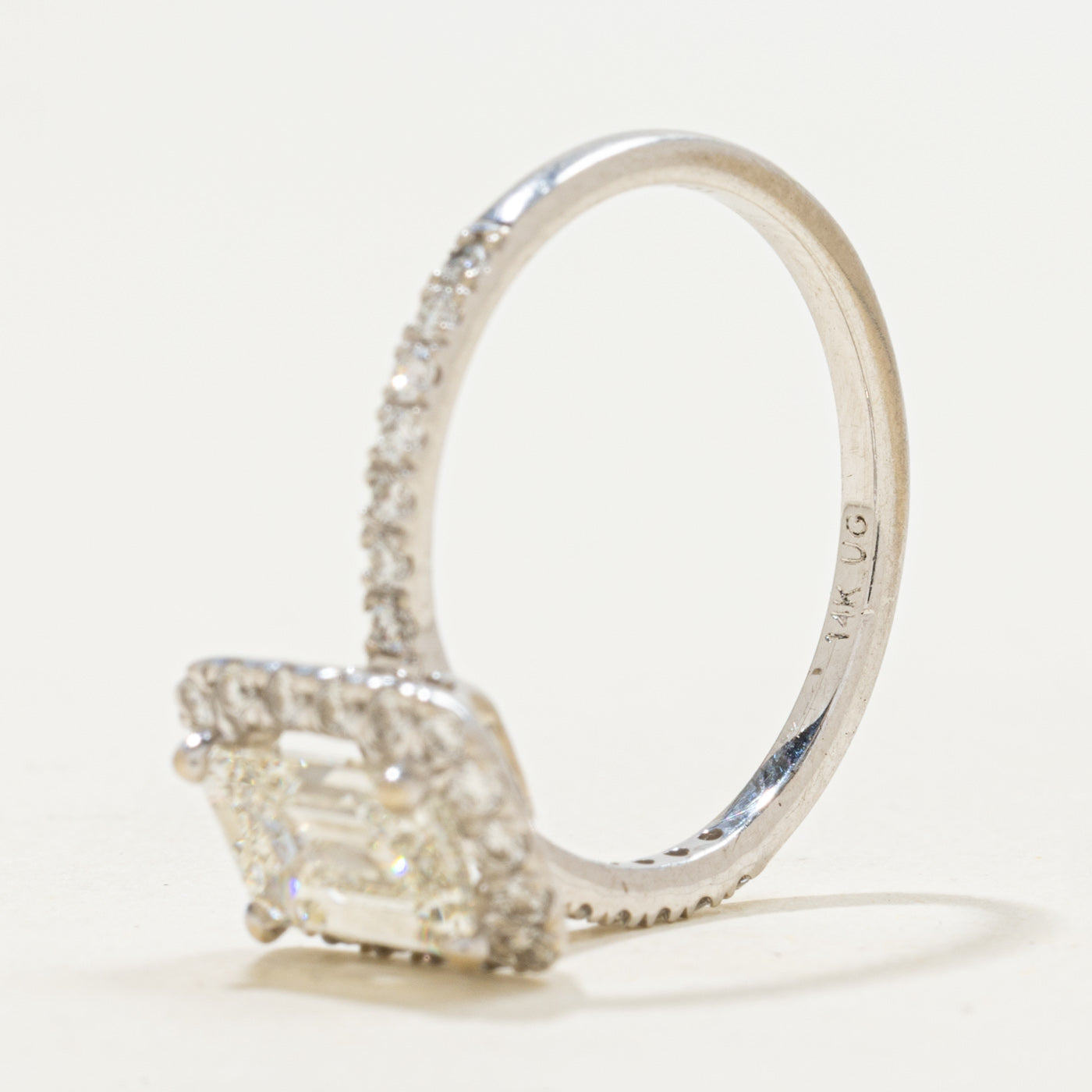 Bague halo en diamant taille émeraude certifiée GIA | Diamant GIA 1,52 ct VS1 I, 0,48 ct au total | Taille 7,25