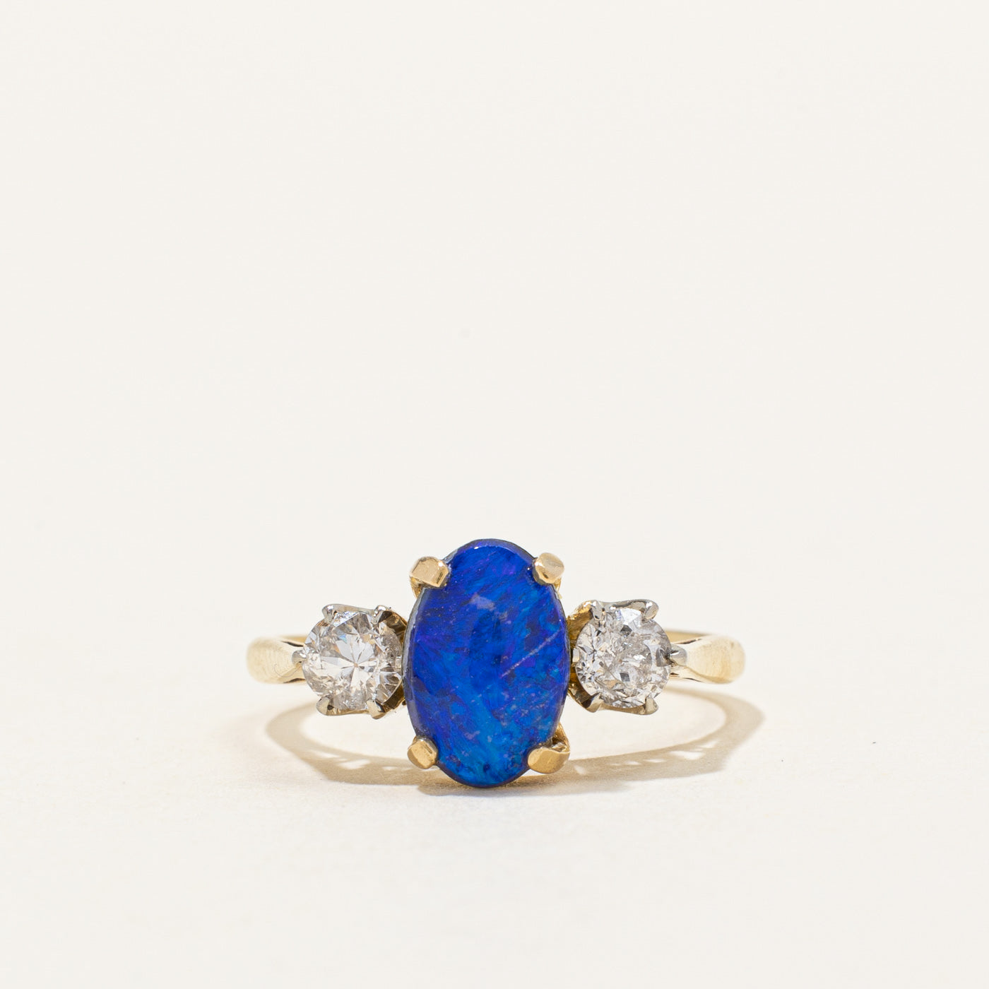 Bague cocktail triplet en opale simulée et diamants | 0,95 ct, 0,30 ct au total | Taille 4,75 |