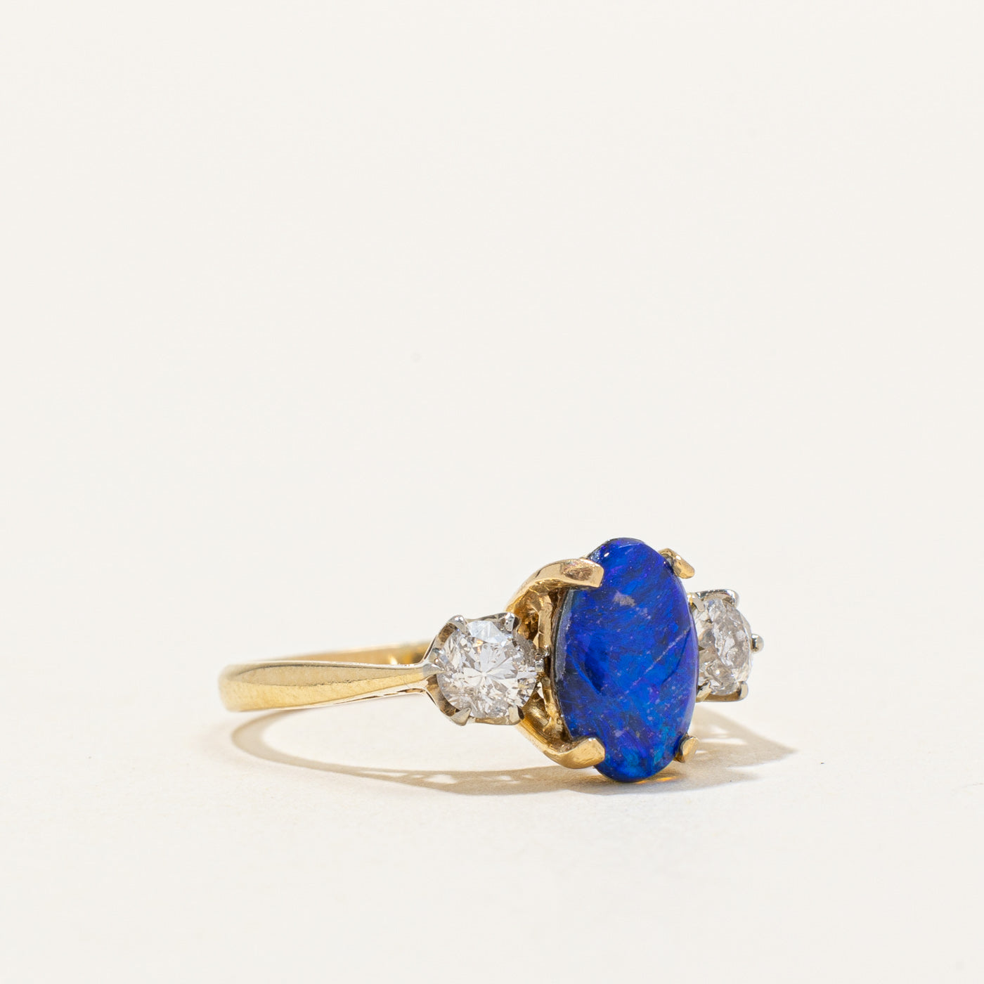 Bague cocktail triplet en opale simulée et diamants | 0,95 ct, 0,30 ct au total | Taille 4,75 |