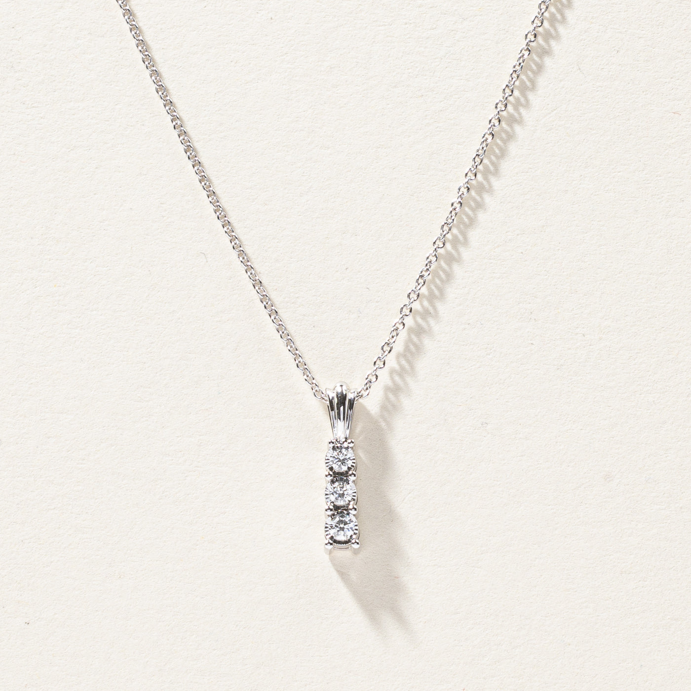 Collier pendentif trois diamants | 0,15 ct au total | 50,8 cm (20 po) |