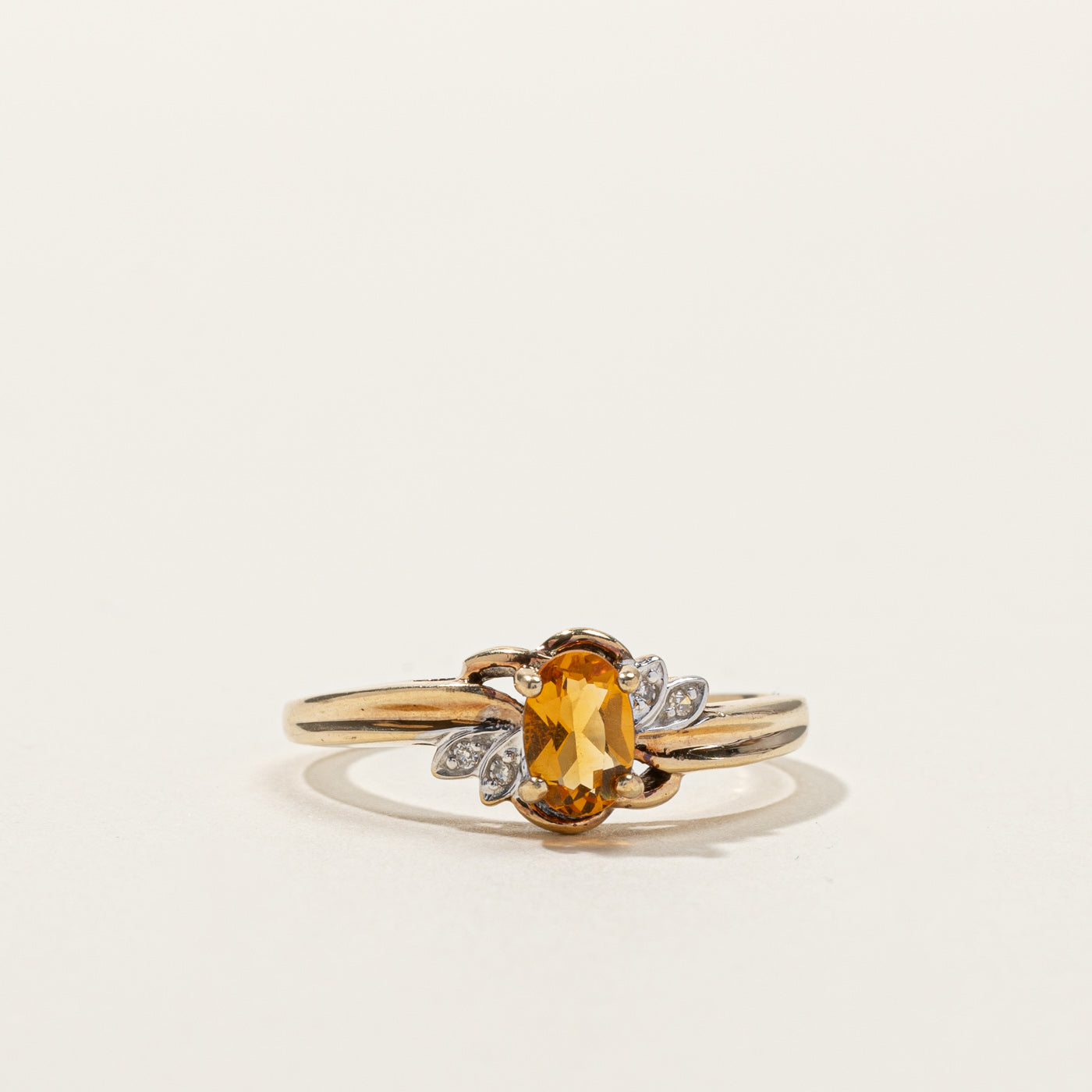 Bague en citrine et diamants | 0,33 ct | 0,02 ct au total | Taille 7,5 |