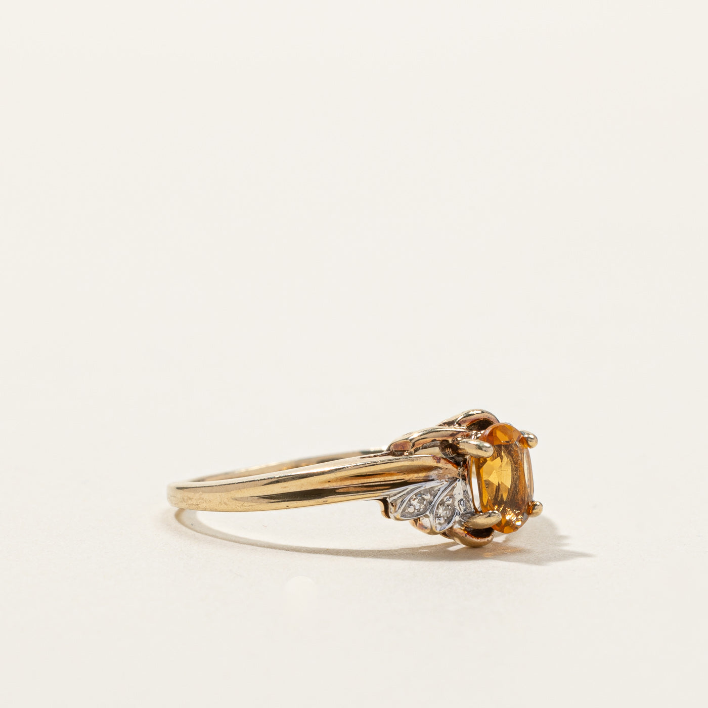 Bague en citrine et diamants | 0,33 ct | 0,02 ct au total | Taille 7,5 |