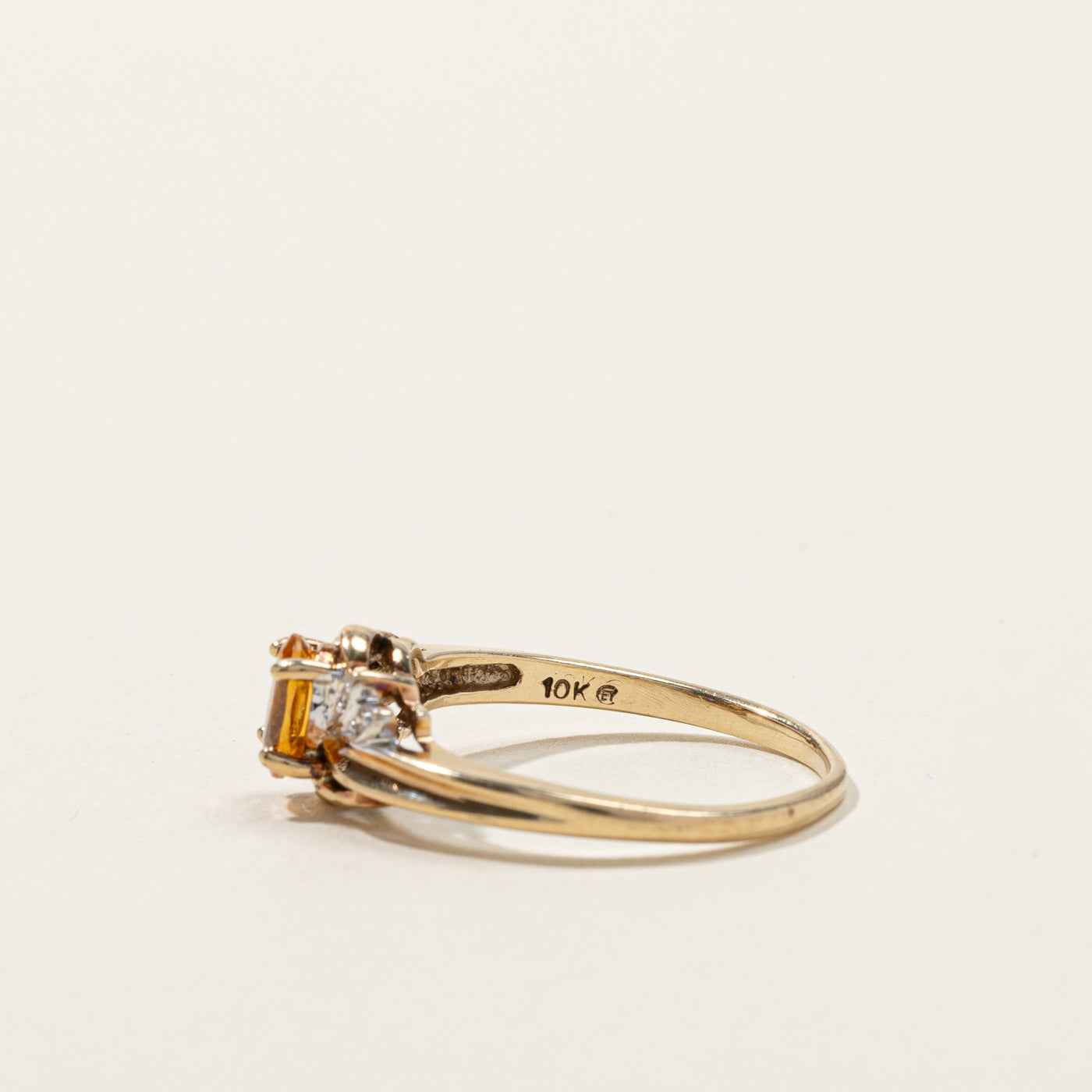 Bague en citrine et diamants | 0,33 ct | 0,02 ct au total | Taille 7,5 |