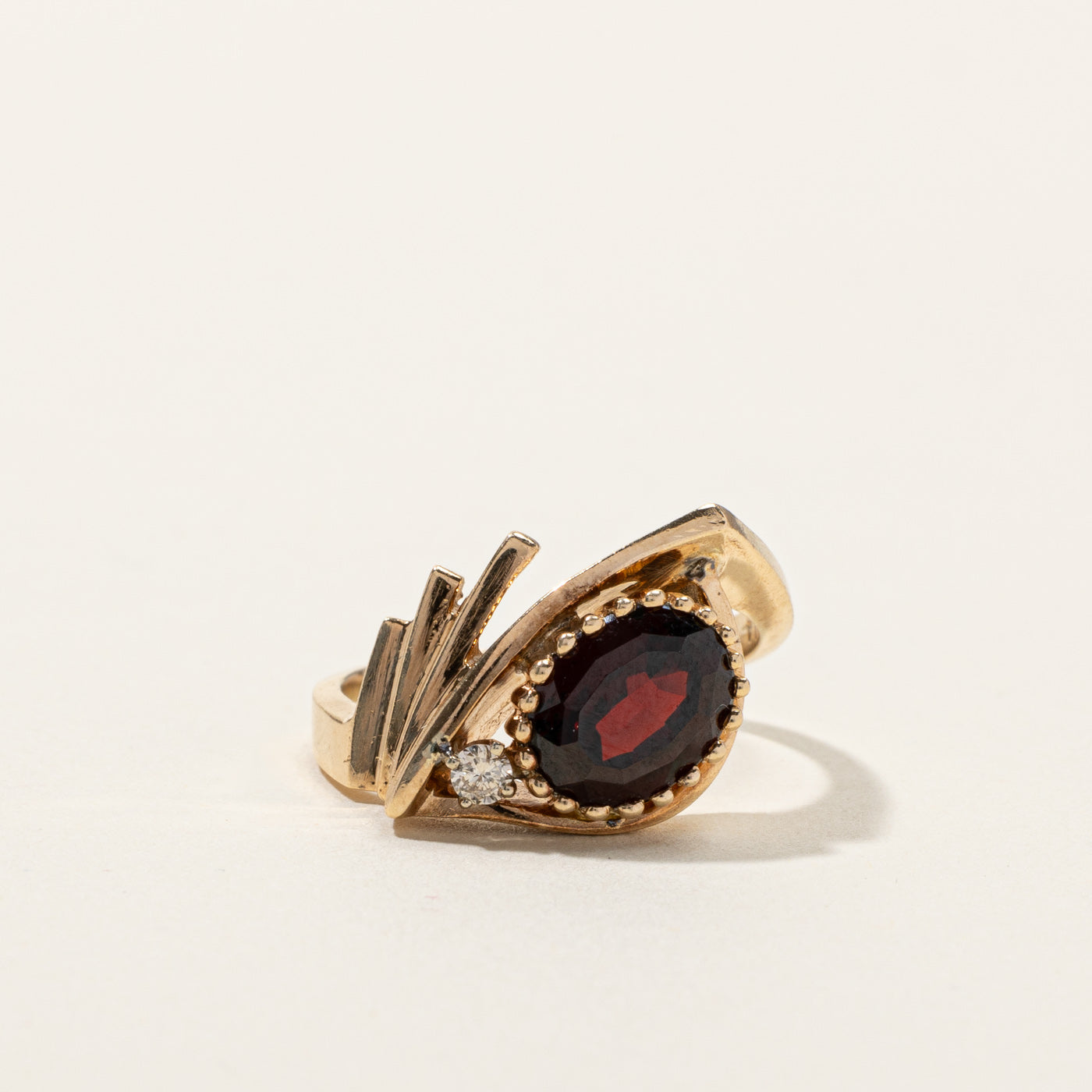 Bague en or texturé avec grenat et diamant | 2,10 ct | 0,05 ct | Taille 6 |