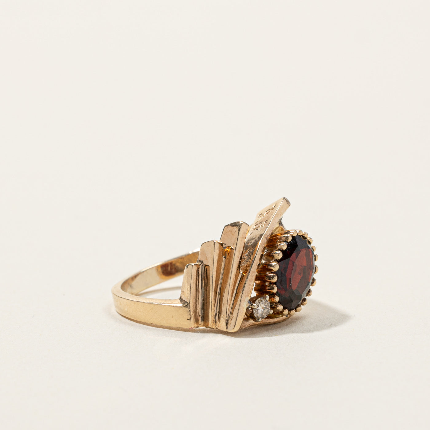 Bague en or texturé avec grenat et diamant | 2,10 ct | 0,05 ct | Taille 6 |