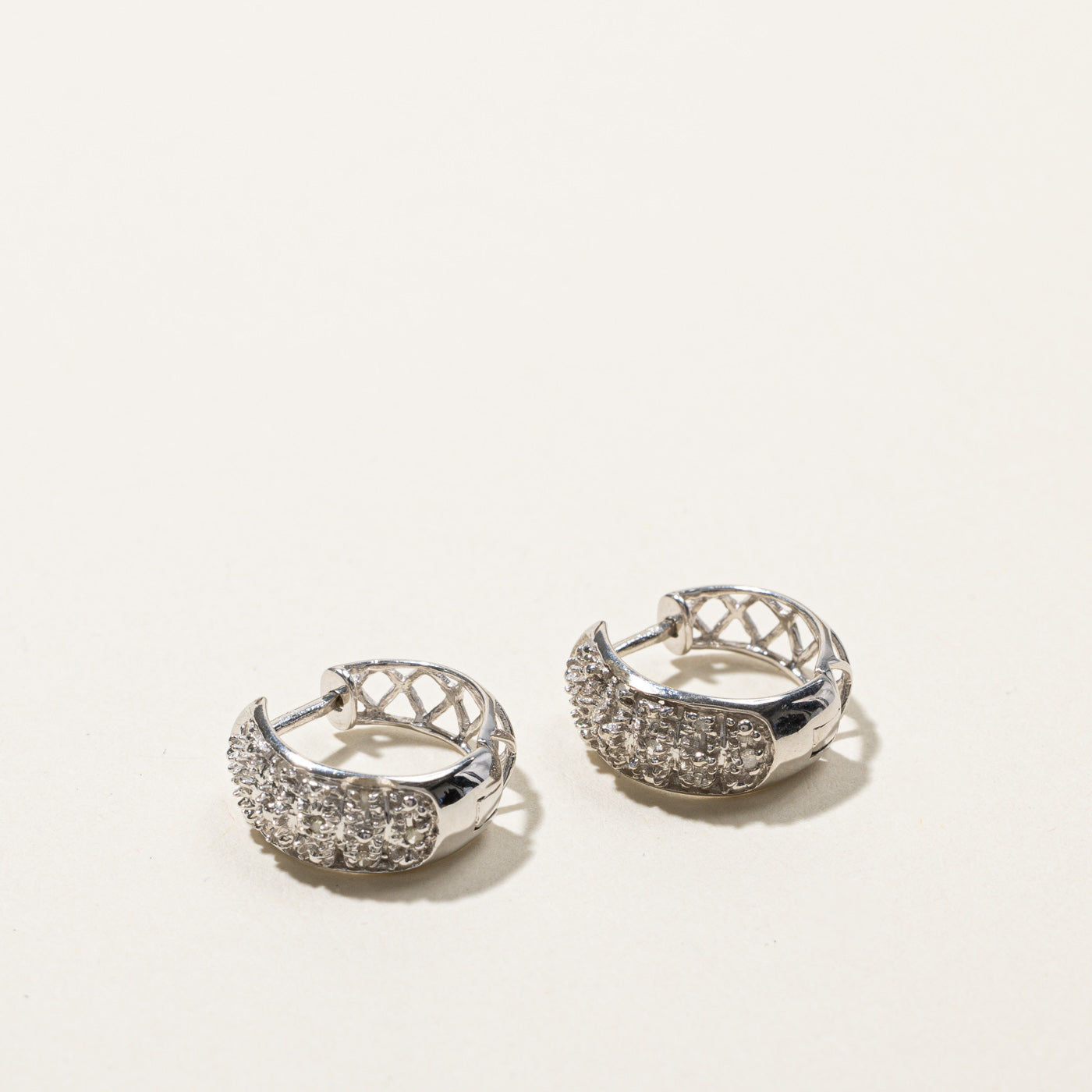 Boucles d'oreilles créoles serties de diamants en grappe | 0,08 ct |