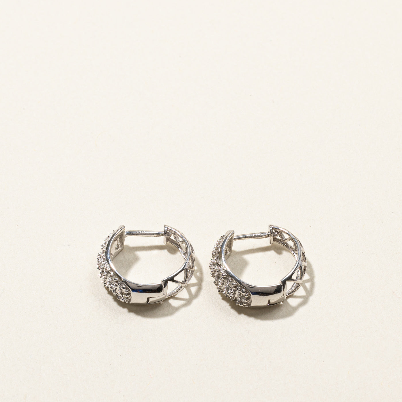 Boucles d'oreilles créoles serties de diamants en grappe | 0,08 ct |