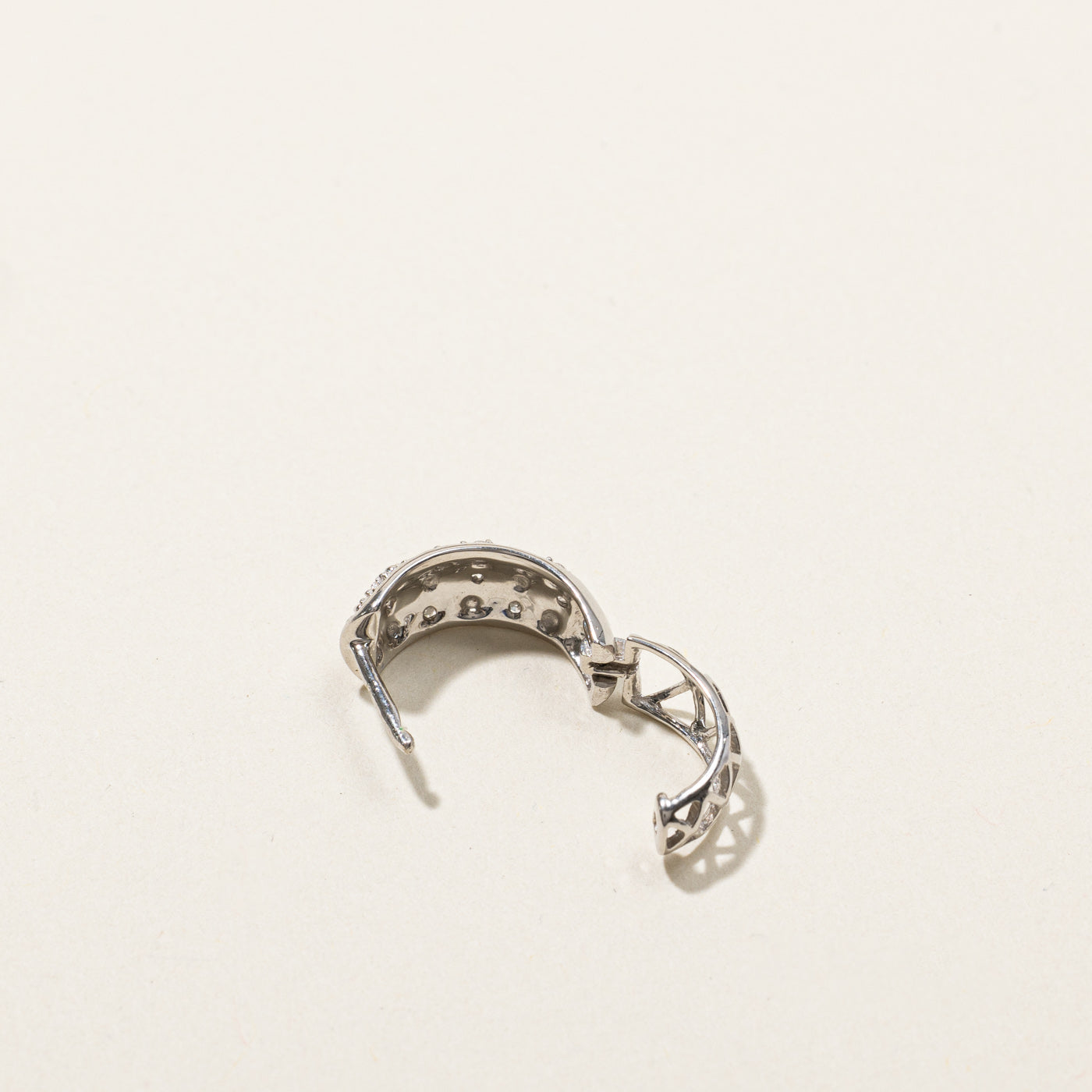 Boucles d'oreilles créoles serties de diamants en grappe | 0,08 ct |