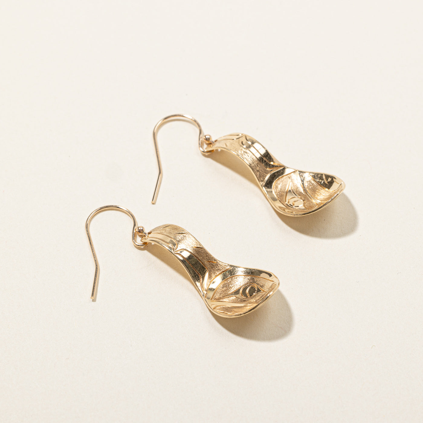 Boucles d'oreilles pendantes inspirées de l'art autochtone, motif cuillère