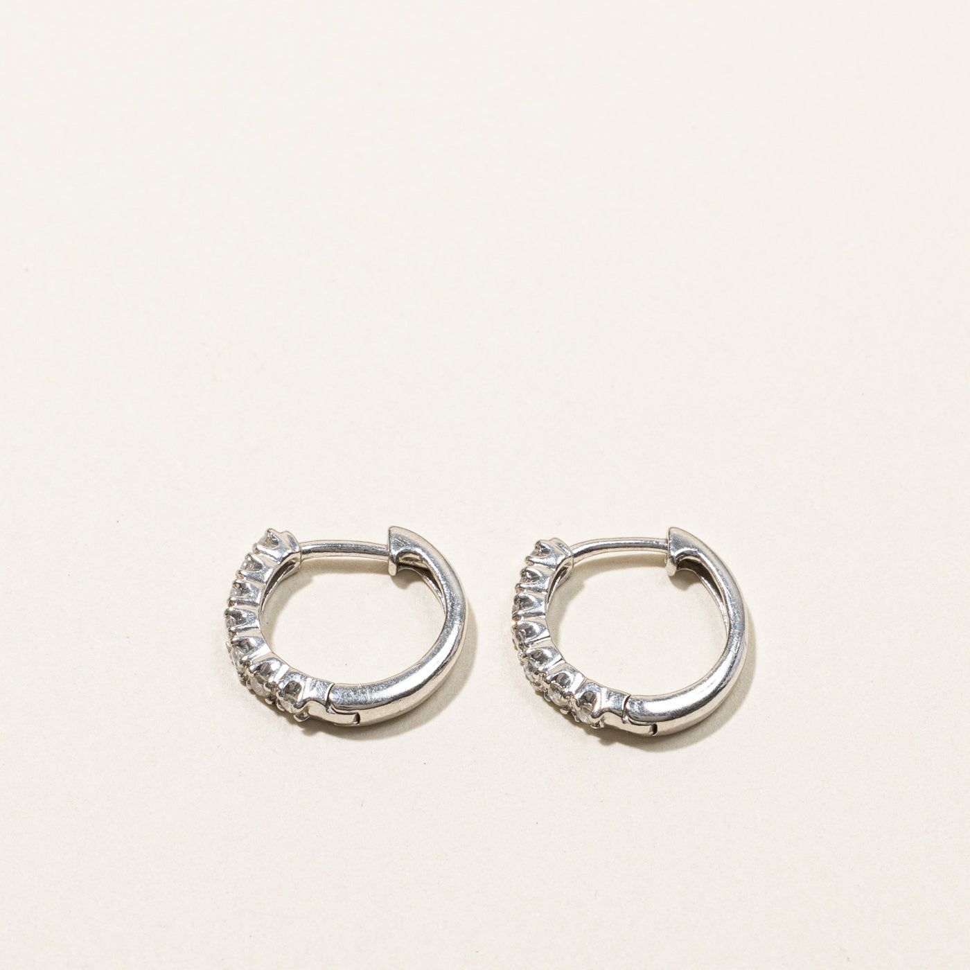 Boucles d'oreilles créoles pavées de diamants | 0,28 ct |