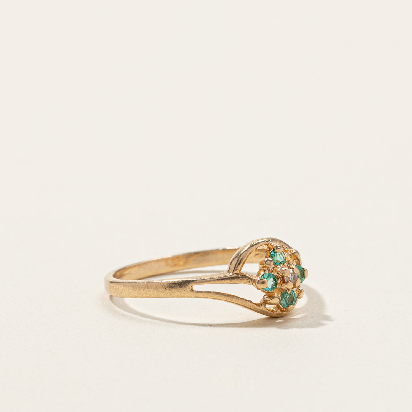 Bague sertie d'émeraudes et de diamants | 0,08 ct au total | 0,01 ct | Taille 6 |