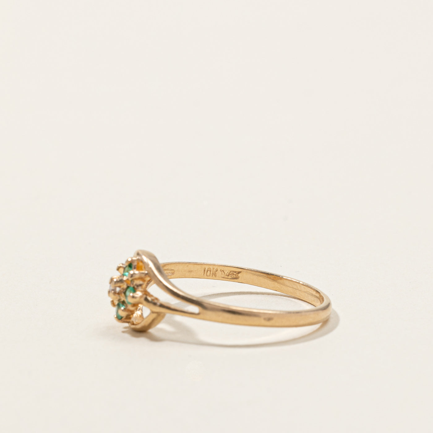 Bague sertie d'émeraudes et de diamants | 0,08 ct au total | 0,01 ct | Taille 6 |