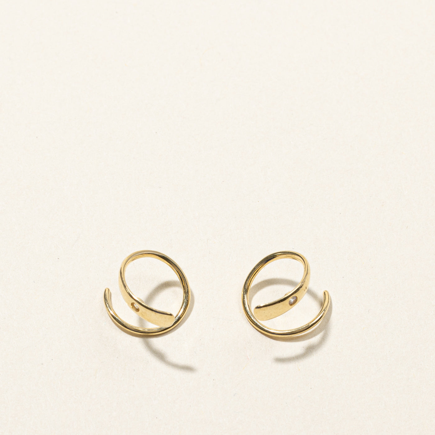 Boucles d'oreilles enveloppantes à motif tourbillon de diamants | 0,02 ct |
