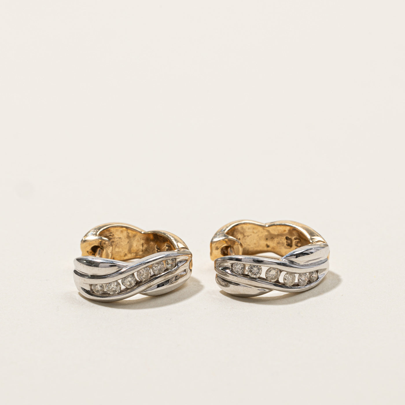 Boucles d'oreilles créoles serties de diamants en canal | 0,20 ct |