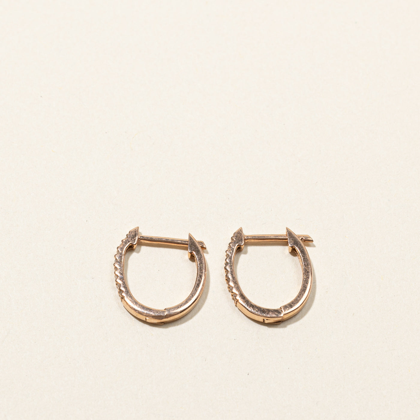 Boucles d'oreilles créoles pavées de diamants | 0,08 ct |