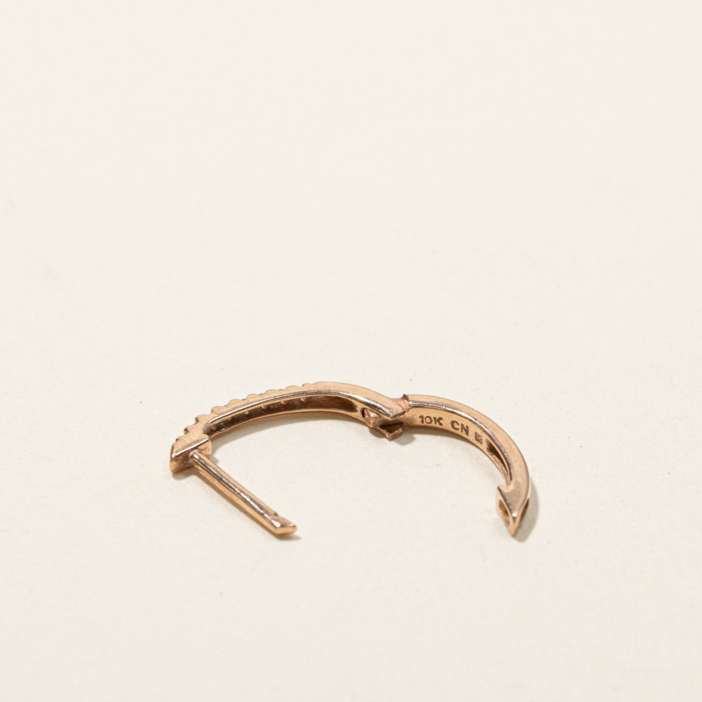 Boucles d'oreilles créoles pavées de diamants | 0,08 ct |