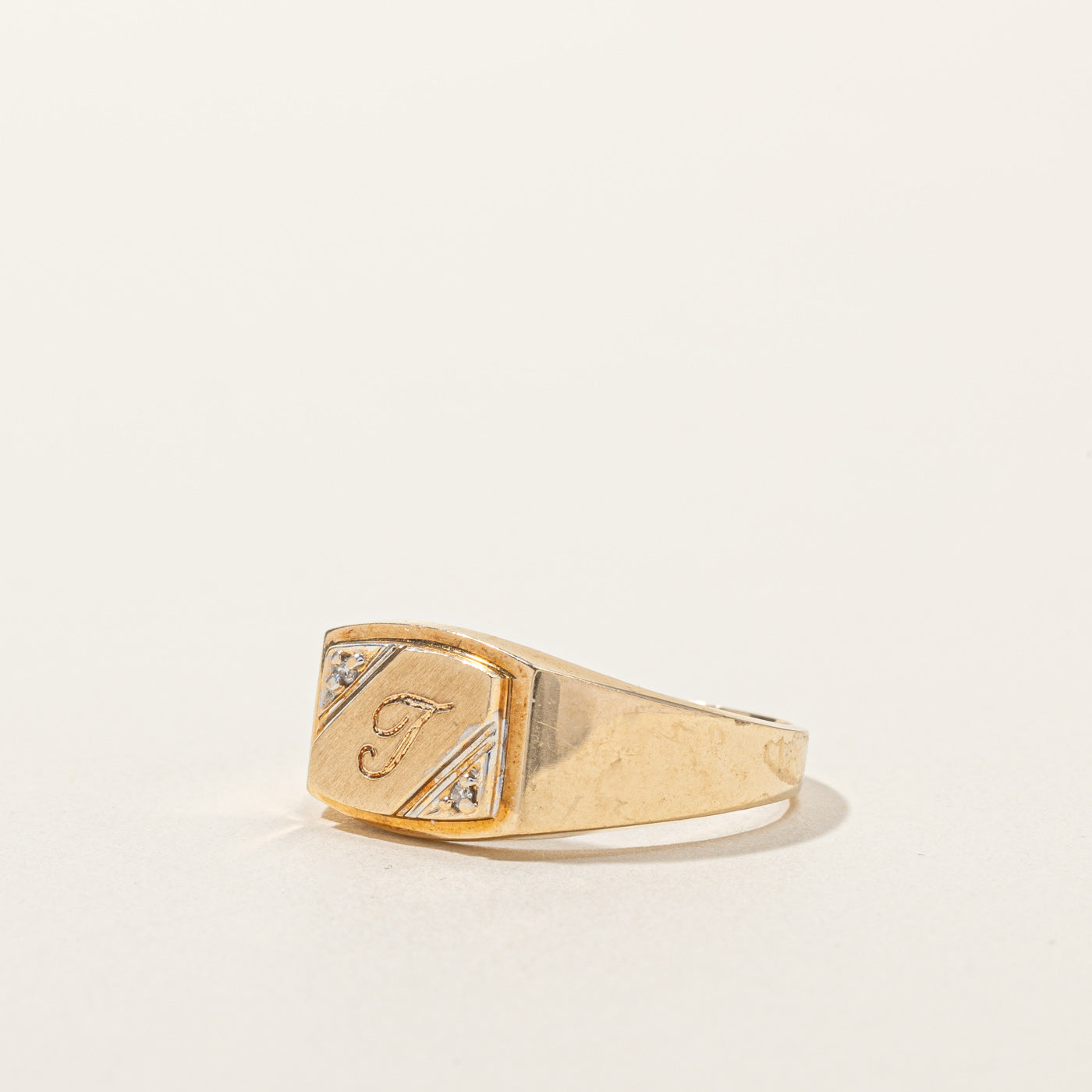 Bague chevalière en diamant en forme de « T » | 0,02 ct | Taille 9,5 |