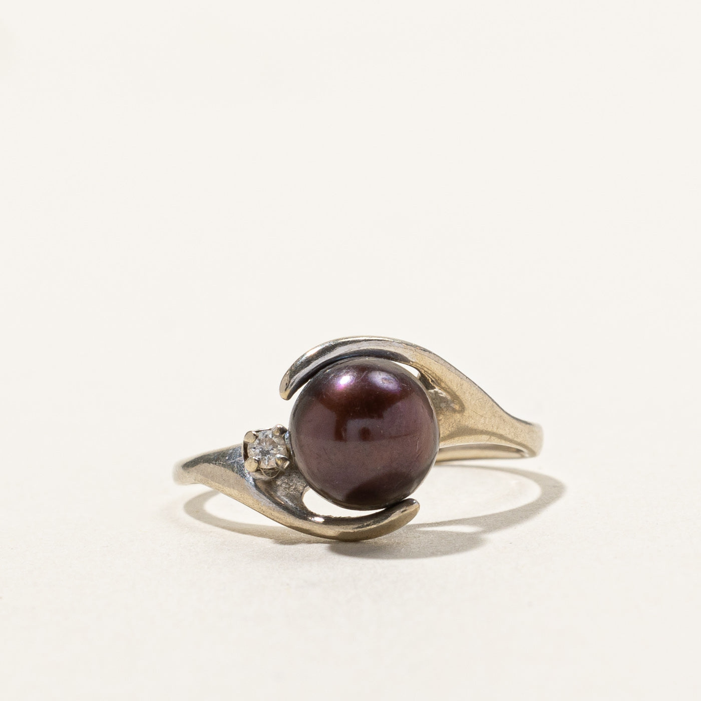 Bague Bypass en perle noire et diamant | 0,01 ct | Taille 4,25 |