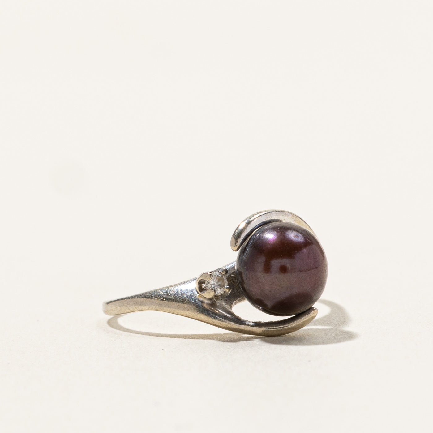 Bague Bypass en perle noire et diamant | 0,01 ct | Taille 4,25 |