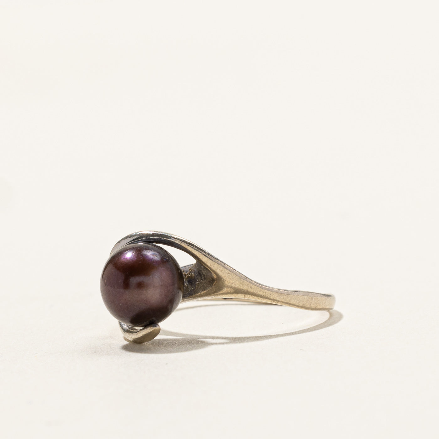 Bague Bypass en perle noire et diamant | 0,01 ct | Taille 4,25 |