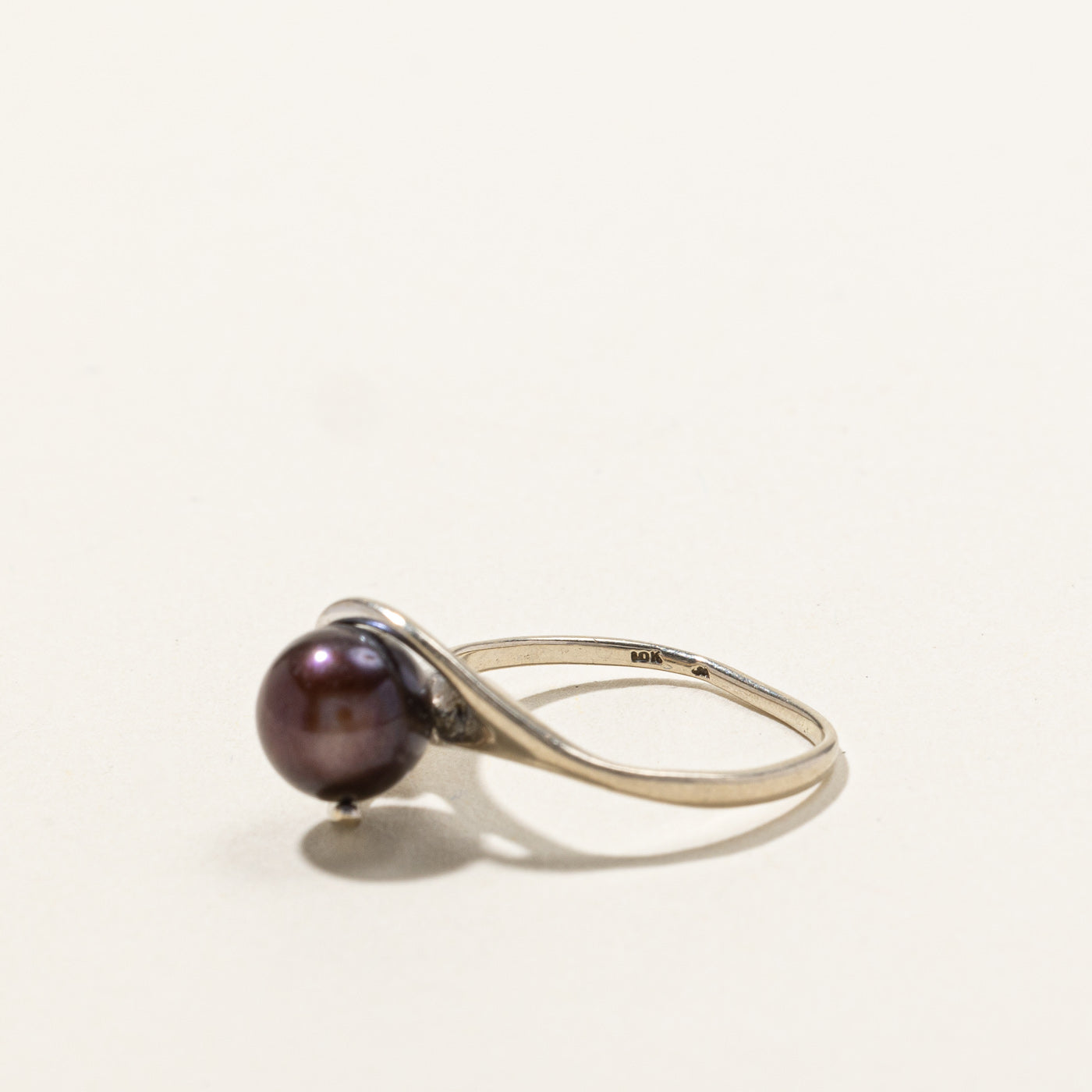 Bague Bypass en perle noire et diamant | 0,01 ct | Taille 4,25 |
