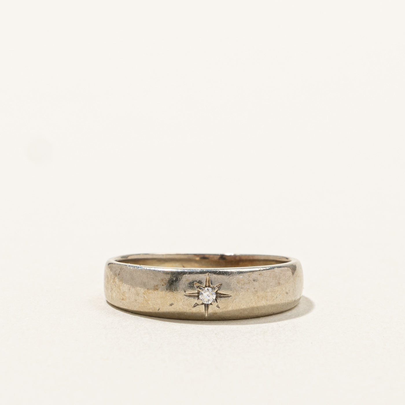 Bague en or blanc sertie de diamants en forme d'étoile | 0,02 ct | Taille 8,25 |