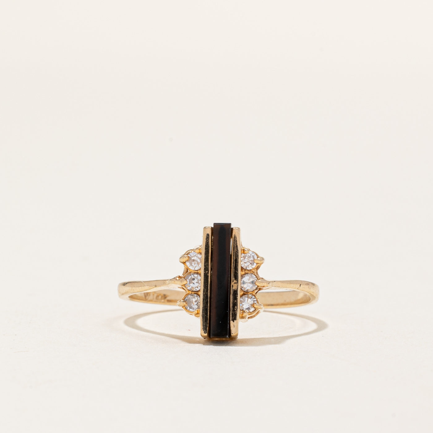 Bague en onyx et diamants | 0,50 ct, 0,12 ct au total | Taille 8,5 |