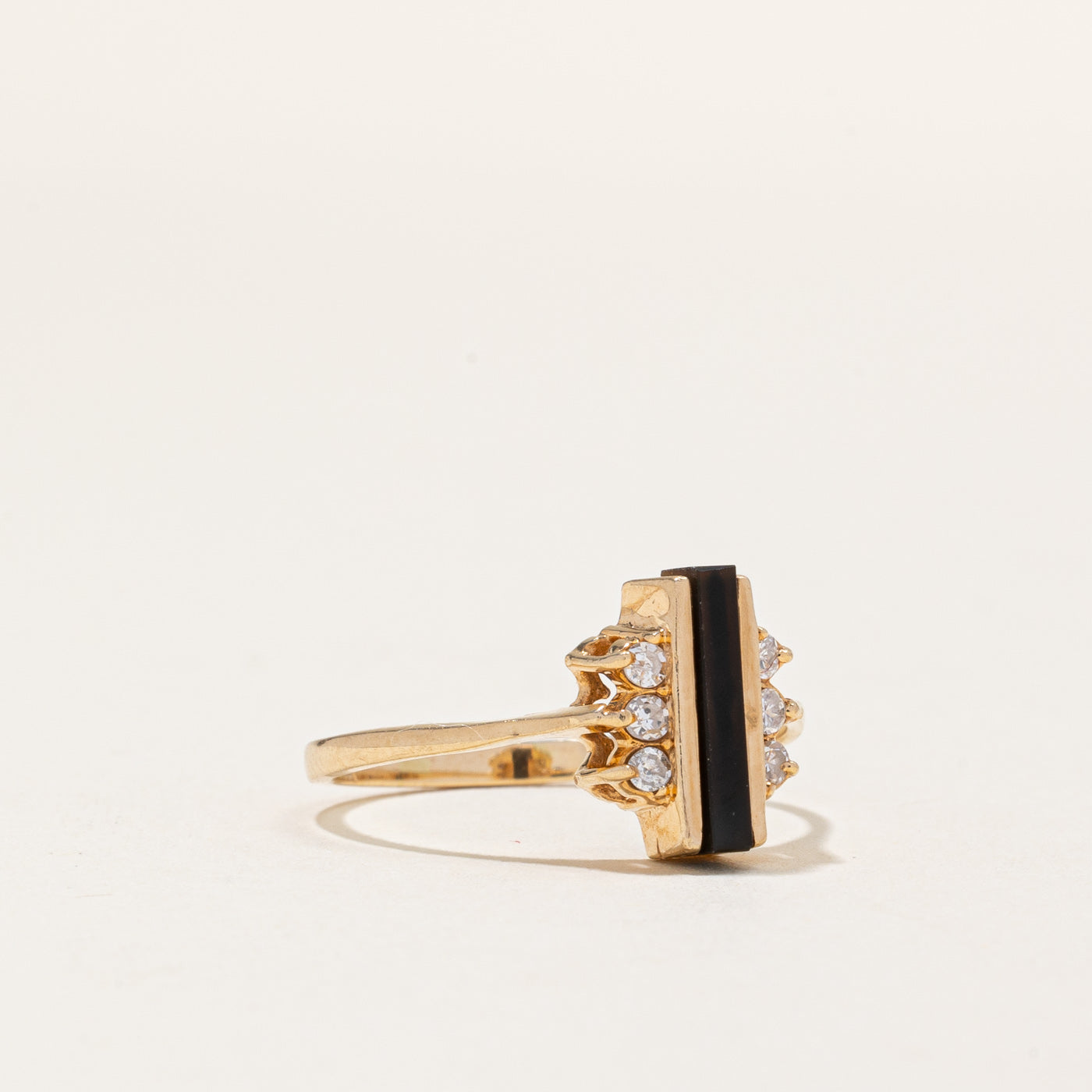 Bague en onyx et diamants | 0,50 ct, 0,12 ct au total | Taille 8,5 |