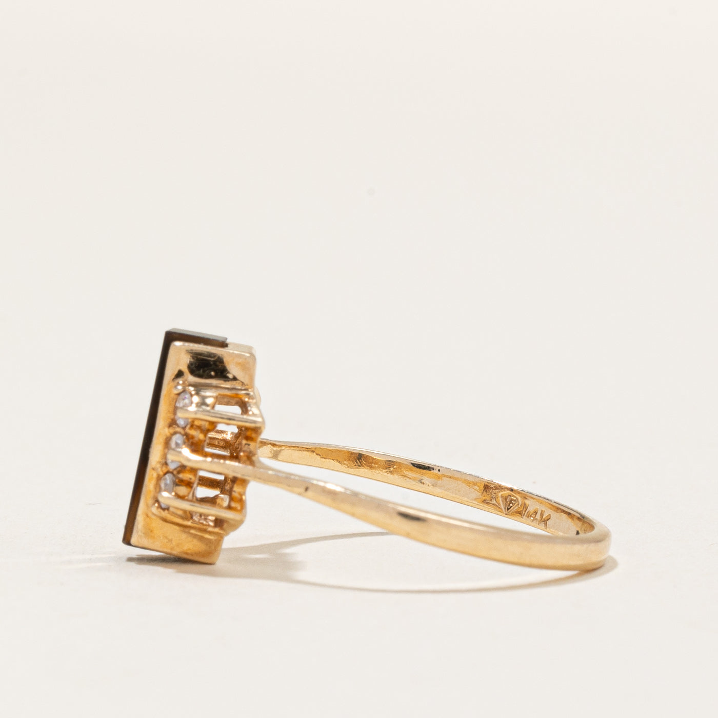 Bague en onyx et diamants | 0,50 ct, 0,12 ct au total | Taille 8,5 |