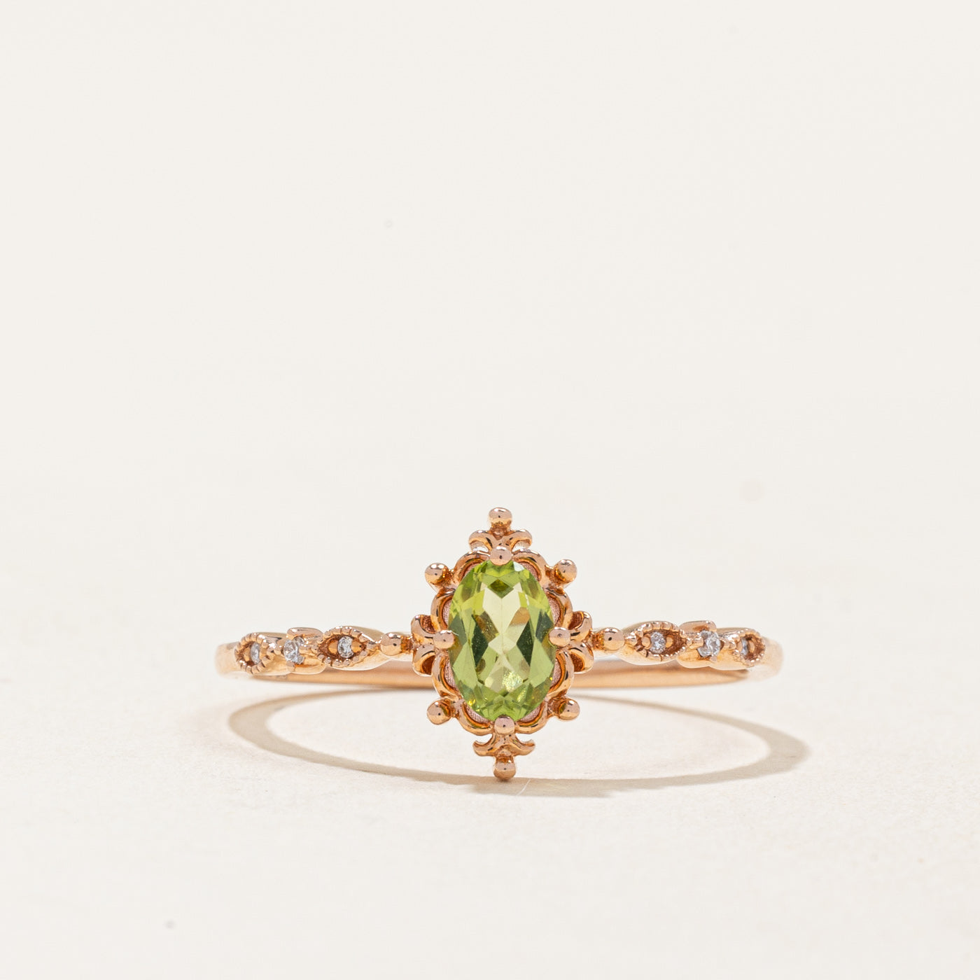 Bague péridot et diamants | 0,40 ct, 0,02 ct au total | Taille 9 |