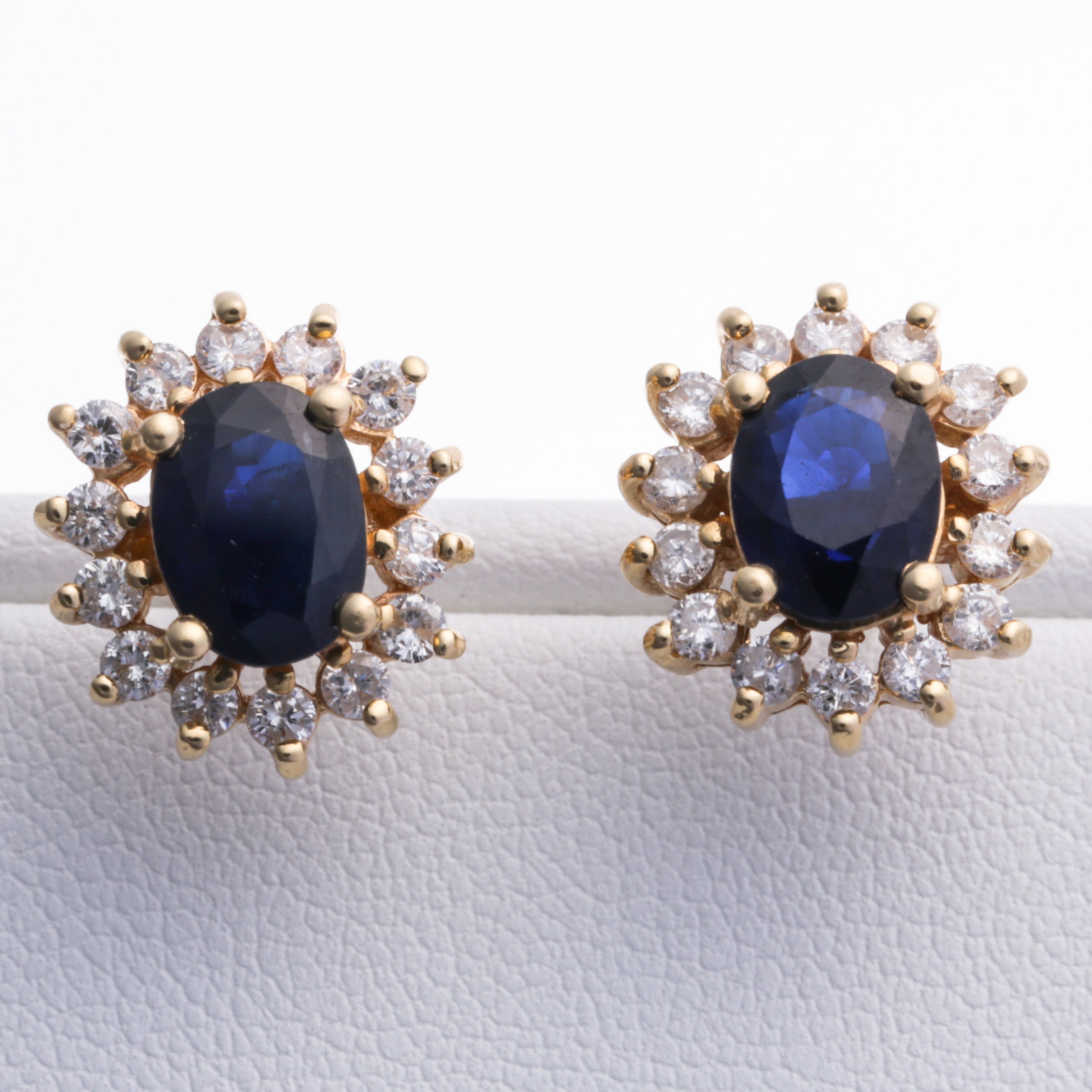 Boucles d'oreilles en or jaune 14 carats, saphirs et diamants | 2,42 ct au total, 0,76 ct au total |