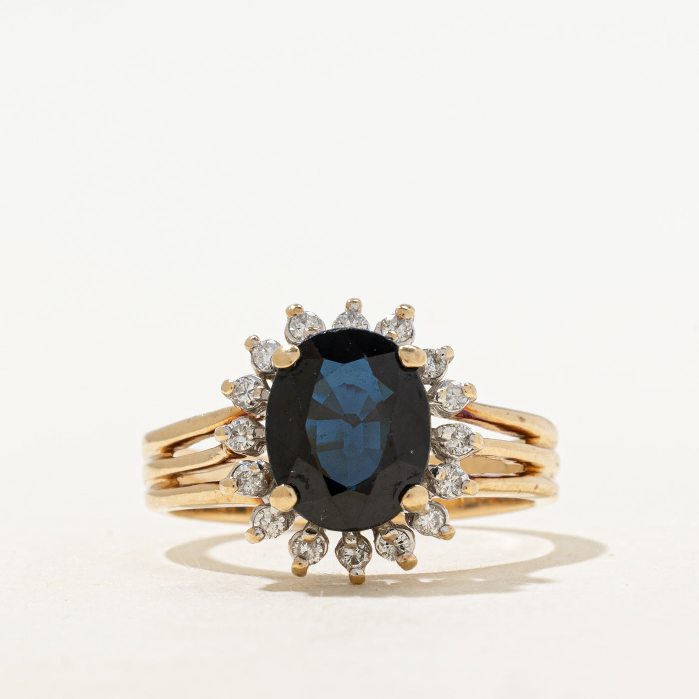 Bague ouverte à halo de pétales en saphir et diamants | 2,30 ct, 0,16 ct au total | Taille 8,5
