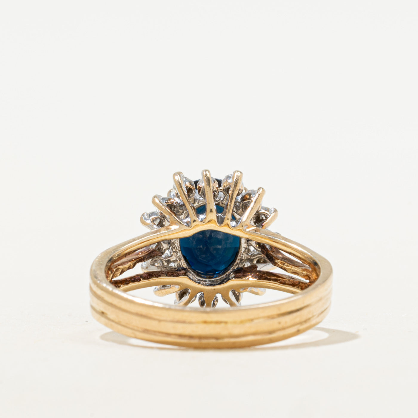 Bague ouverte à halo de pétales en saphir et diamants | 2,30 ct, 0,16 ct au total | Taille 8,5