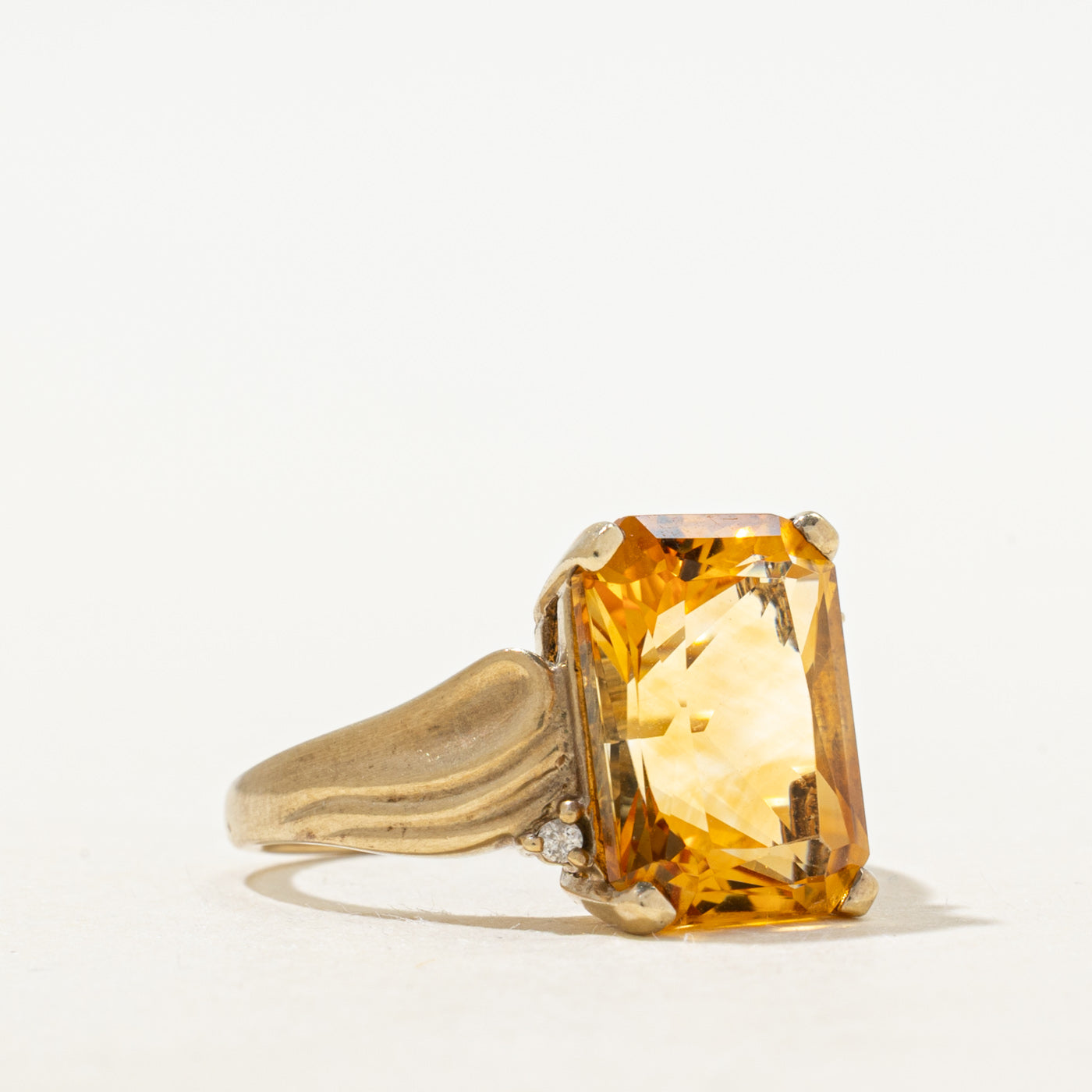 Bague cocktail rainurée en citrine taille radiant et diamants | 5,60 ct, 0,01 ct | Taille 7