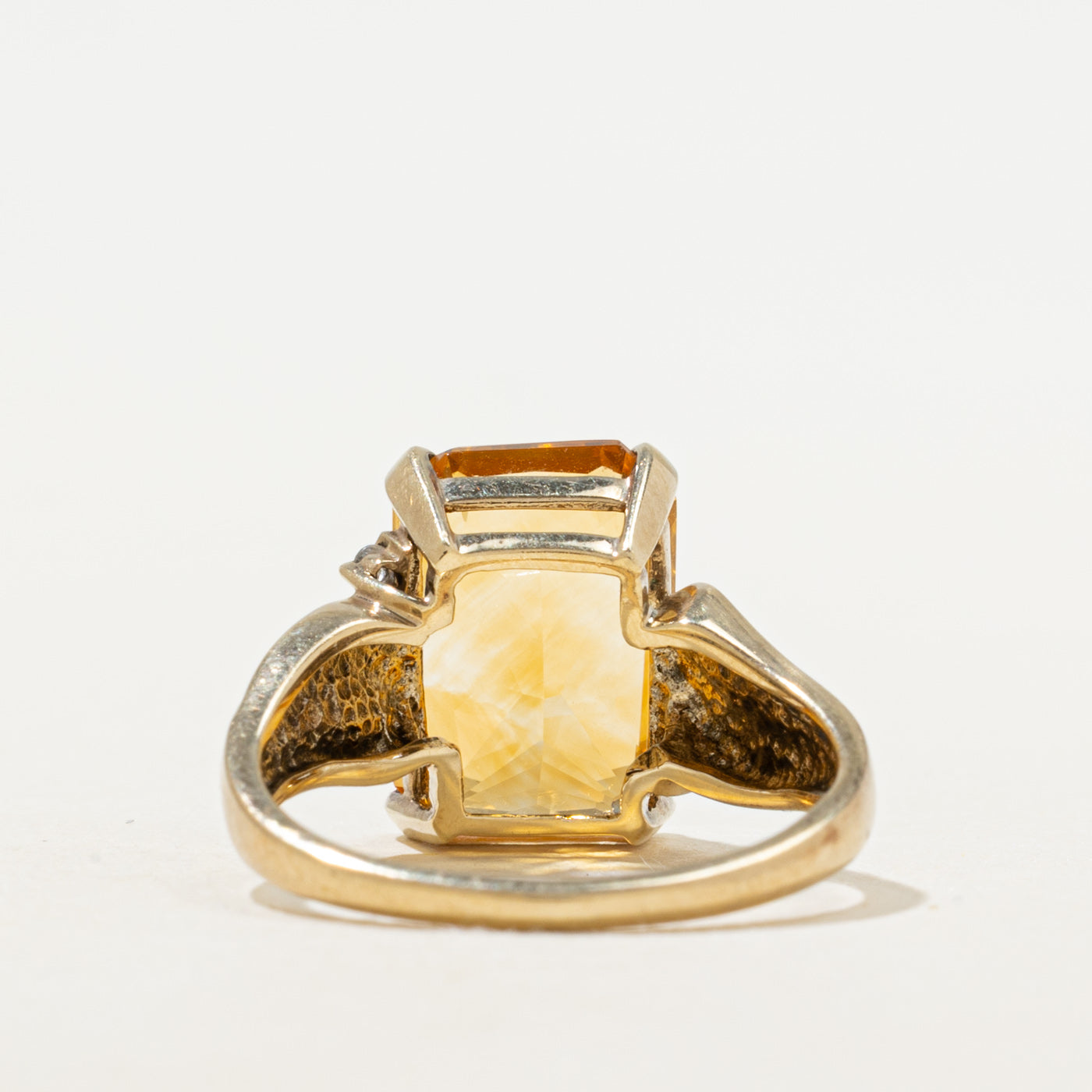 Bague cocktail rainurée en citrine taille radiant et diamants | 5,60 ct, 0,01 ct | Taille 7