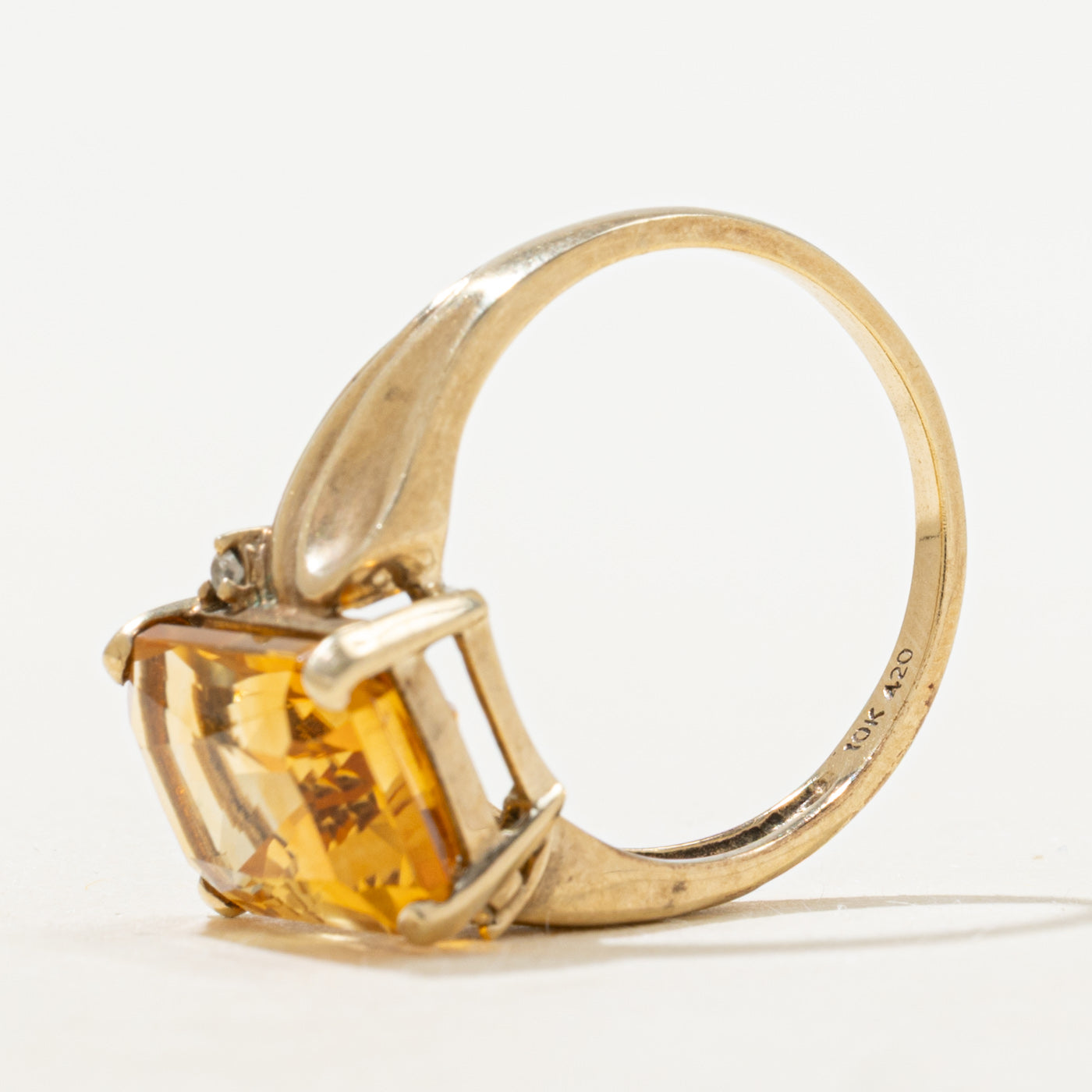 Bague cocktail rainurée en citrine taille radiant et diamants | 5,60 ct, 0,01 ct | Taille 7