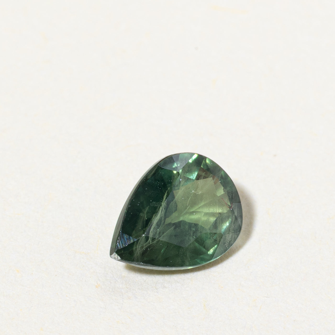 Saphir vert taillé en poire | 1,04 ct